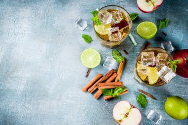 Baharatlı tarçınlı elma buzlu çay, limonata kokteyl, yaz ferahlık içki, mavi arka plan kopya alanı