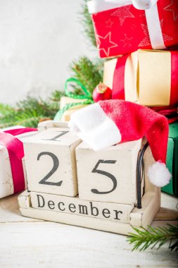 Noel süslemeleri ve renkli hediye kutuları ahşap tahta üzerinde Festival arka plan