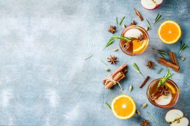 Geleneksel kış içki içer, mulled şarap kokteyli ile baharat, elma, portakal, beyaz şarap. Üzerinde mavi masa lambası,