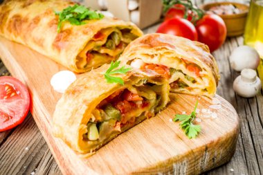 Sebze kokulu strudel, ev yapımı sonbahar pişirme, domates, dolmalık biber, mantar, ahşap arka plan kopya alanı