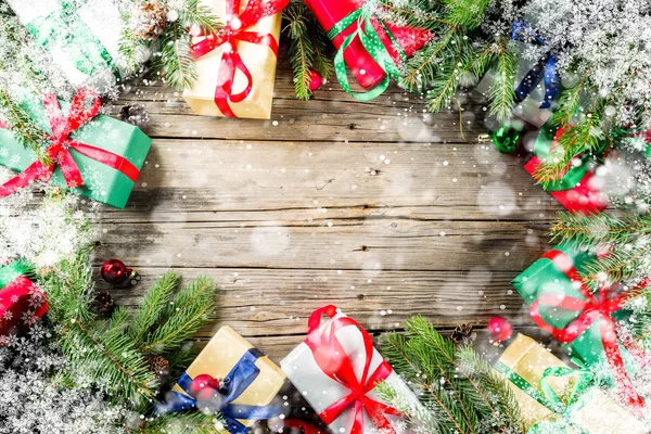 Χριστουγεννιάτικη Εορταστική Φόντο Διακοσμήσεις Και Πολύχρωμο Δώρο Κουτιά Ξύλινη Σανίδα — Φωτογραφία Αρχείου