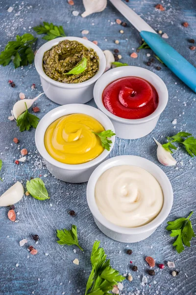 Állítsa Négy Klasszikus Mártások Ketchup Majonéz Mustár Pesto Gyógynövények Fűszerek — Stock Fotó