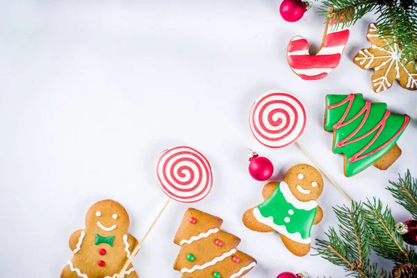 各种传统五颜六色的糖釉圣诞姜饼饼干 在白色背景顶部视图复制空间横幅与圣诞装饰品 — 图库照片