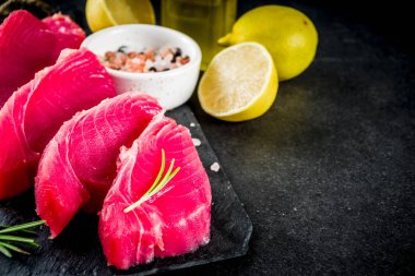 Taze çiğ ton balığı biftek yemek, malzemeler siyah taş arka plan ile uzay üstten görünüm Kopyala