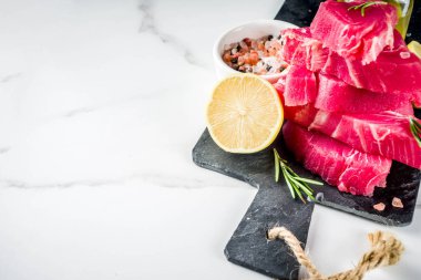 Arka plan kopya alanı üstten görünüm taze çiğ ton balığı biftek yemek, maddeler ile beyaz mermer