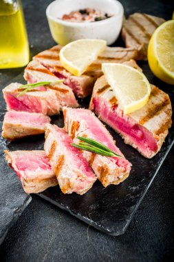 Ton balığı biftek limon ve baharat, koyu mavi beton arka plan kopya alanı üstten görünüm ile ızgara