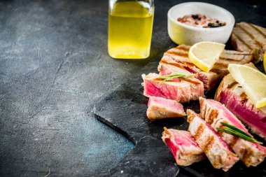 Ton balığı biftek limon ve baharat, koyu mavi beton arka plan kopya alanı üstten görünüm ile ızgara