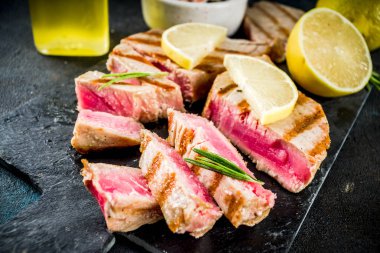 Ton balığı biftek limon ve baharat, koyu mavi beton arka plan kopya alanı üstten görünüm ile ızgara