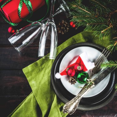 Tablo ayarı tablo ayarını Noel ve yeni yıl. Düz-lay plakaları, gümüş, cam, tatil dekorasyon, ahşap arka plan, üstten görünüm ile alanı Kopyala