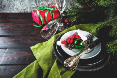 Tablo ayarı tablo ayarını Noel ve yeni yıl. Düz-lay plakaları, gümüş, cam, tatil dekorasyon, ahşap arka plan, üstten görünüm ile alanı Kopyala