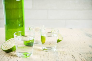 Geleneksel Kore alkollü içecek soju hafif beton arkaplan kopyalama alanı