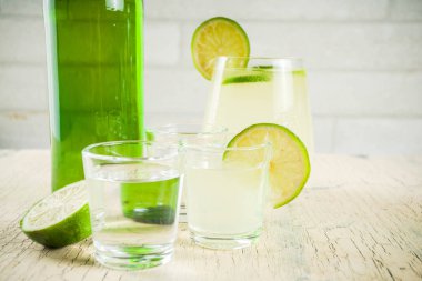 Geleneksel Kore alkol içki soju soju-kireç kokteyl açık beton renkli kopya alanı ile