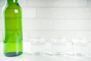 Geleneksel Kore alkollü içecek soju hafif beton arkaplan kopyalama alanı