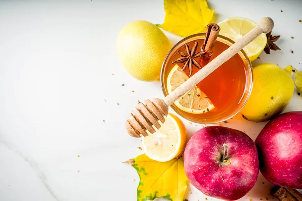 Дві Чашки Осіннього Зимового Гарячого Гострого Чаю Червоними Яблуками Лимонами — стокове фото
