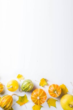 Sonbahar dekoratif küçük kabak ile yaratıcı düzen arka plan, sarı sonbahar yaprakları. Düz-beyaz bir arka plan üzerinde yatıyordu, görünümü kopya alanı top