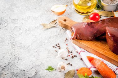 Çiğ et baharatlarla, otlar ve sebze, karaciğer taş tablo kopya alanı gri