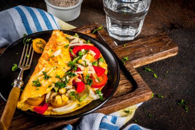 Sağlıklı kahvaltı yemek, sebze, karanlık beton arka plan kopya alanı ile doldurulmuş yumurta omlet