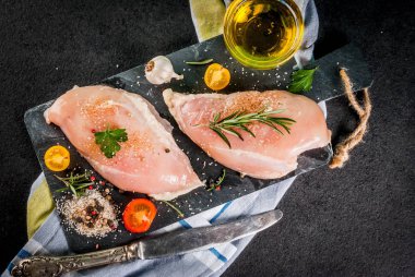 Çiğ tavuk göğsü fileto etli baharat ve zeytinyağı üstten görünüm kopya alanı