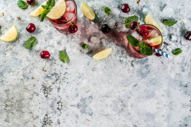 Yaz buzlu içecek içki, vişneli kola limonata ya da kokteyl açık mavi ve gri renkli kopya alanı üstten görünüm üzerinde uzun bardak mojito