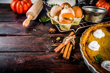 Arka plan malzemeler için turta, pişirme, pişirme sonbahar kurabiye - kabak, kabak pasta, baharat, un, yumurta, oklava, çırpma teli, yemek tarifleri için Not defteri ile eski ahşap masa üstten görünüm kopya alanı