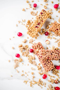 Çok tahıl granola müsli bar. Sağlıklı yiyecek, kurutulmuş meyveler, fındık, tahıl ve bal ile diyet snack. Bir beyaz mermer zemin, üstten görünüm Kopyala yer metin için.