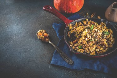 Ev yapımı sonbahar hamur işleri, kabak pasta bir dökme demir tavada koyu mavi beton arka plan parçalamak, uzay üstten görünüm Kopyala