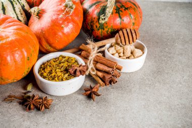 Ev yapımı kabak spice, kabak pasta, kurabiye ve kahve latte için çeşitli malzemeler kümesi