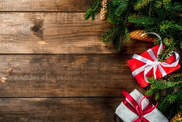 古典的なクリスマスの背景 クリスマス ツリー装飾品やギフト ボックス トップ ビュー コピー スペースと枝 — ストック写真