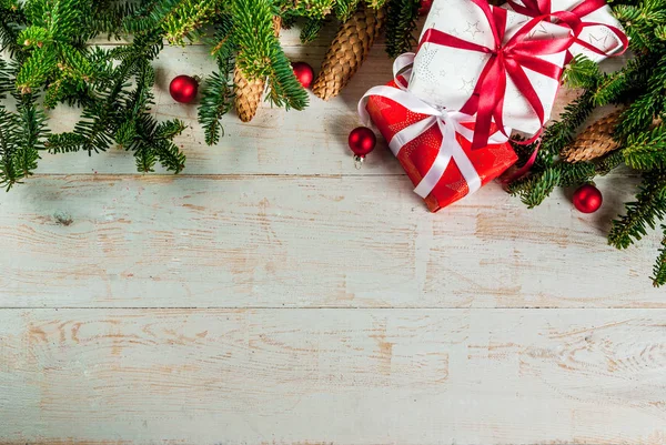古典的なクリスマスの背景 クリスマス ツリー装飾品やギフト ボックス トップ ビュー コピー スペースと枝 — ストック写真