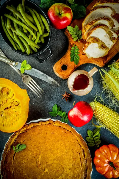 Thanksgiving Semestern Bordet Med Traditionella Festlig Mat Turkiet Pumpa Paj — Stockfoto