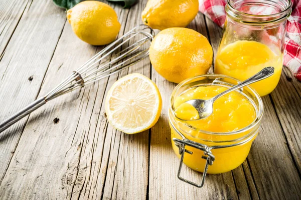 新鮮なレモン 素朴な木製の背景コピー スペースとガラスの瓶で自家製レモンカード — ストック写真