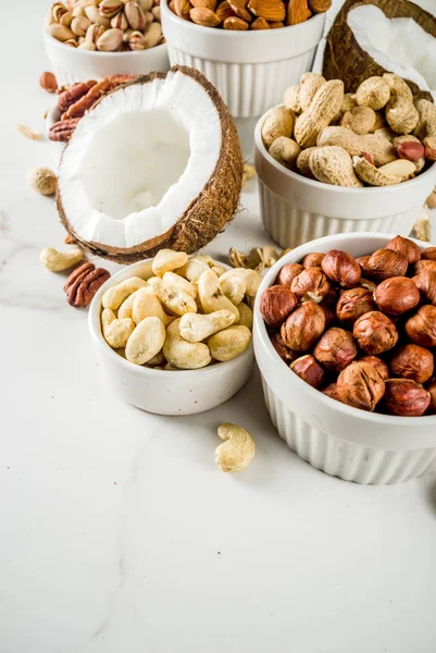 Verschillende Soorten Noten Walnoten Pecannoten Pinda Hazelnoten Kokosnoot Amandelen Cashewnoten — Stockfoto