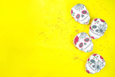 Dia de Los Muertos, ölü ya da Cadılar Bayramı kartı arka plan geleneksel renkli kafatası şeklinde kurabiye ile şeker şeker üstten görünüm tepesi ile tebrik Meksika günün alanı Kopyala