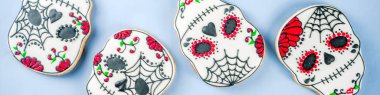 Dia de Los Muertos, ölü ya da Cadılar Bayramı kartı arka plan geleneksel renkli kafatası şeklinde kurabiye ile şeker şeker tepesi ile tebrik Meksika günün görünümü Kopyala yer afiş top