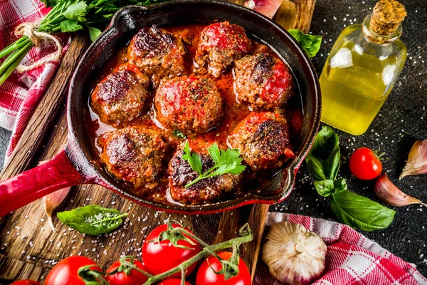 Almôndegas Assadas Caseiras Com Molho Tomate Pequena Frigideira Mesa Pedra — Fotografia de Stock