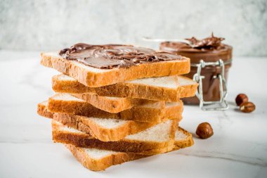 Çikolata ve fındıklı sandviç, kızarmış ekmek, beyaz mermer arka plan fotokopi alanı.