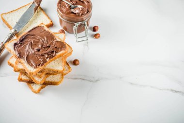 Çikolata ve fındıklı sandviç, kızarmış ekmek, beyaz mermer arka plan fotokopi alanı.