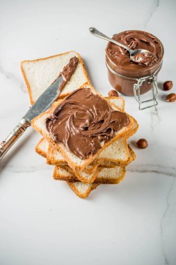 Çikolata ve fındıklı sandviç, kızarmış ekmek, beyaz mermer arka plan fotokopi alanı.