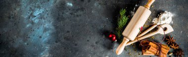 Pişirme aletleri, un, baharat ve süslemeleri, karanlık beton tablo, kopya alanı üstten görünüm afiş ile Noel ekmek arka plan,