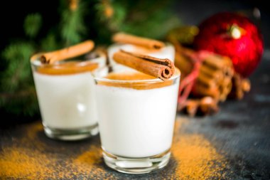 Noel yumurta likörü likör içki ya da kola de mono kokteyl. geleneksel kış xmas süslemeleri, koyu arka plan kopya alanı ile kısa bardaklarda kokteyl