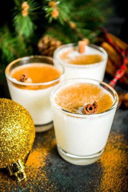 Noel yumurta likörü likör içki ya da kola de mono kokteyl. geleneksel kış xmas süslemeleri, koyu arka plan kopya alanı ile kısa bardaklarda kokteyl