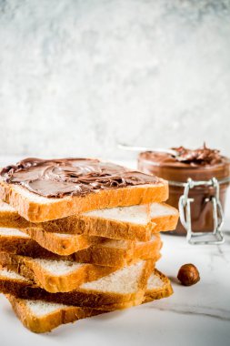 Çikolata ve fındıklı sandviç, kızarmış ekmek, beyaz mermer arka plan fotokopi alanı.