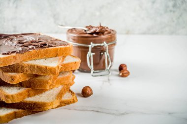 Çikolata ve fındıklı sandviç, kızarmış ekmek, beyaz mermer arka plan fotokopi alanı.