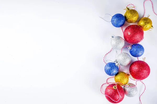 Bunte Christbaumkugeln Auf Weißem Hintergrund Kopieren Raum Draufsicht Flach Legen — Stockfoto