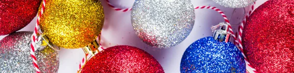 Bunte Christbaumkugeln Auf Weißem Hintergrund Kopieren Raum Draufsicht Flach Legen — Stockfoto