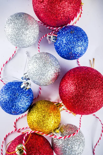 Bolas Árbol Navidad Colores Sobre Fondo Blanco Copia Espacio Vista —  Fotos de Stock