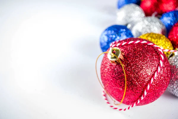 Bunte Christbaumkugeln Auf Weißem Hintergrund Kopieren Raum Draufsicht Flach Legen — Stockfoto