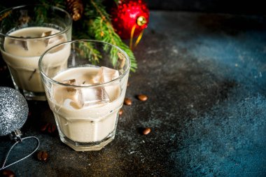 İrlanda Kreması kokteyl ya da likör, geleneksel Noel içki, karanlık paslı arka plan köknar ağacı dalları, kahve çekirdekleri ve Noel süslemeleri ile kış, kopyalama alanı