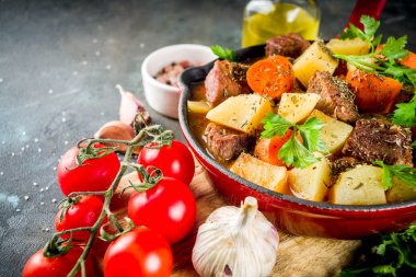 Ev yapımı sığır eti güveç, patates, havuç ve otlar üstünde koyu arka plan üstten görünüm Kopyala yer Macar gulaş