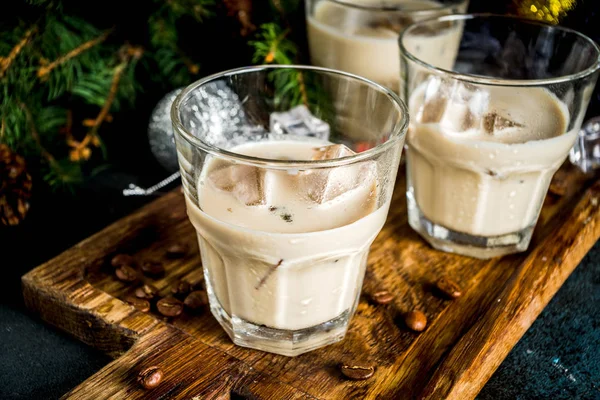 Cóctel Irlandés Crema Licor Bebida Tradicional Navidad Invierno Fondo Oscuro —  Fotos de Stock
